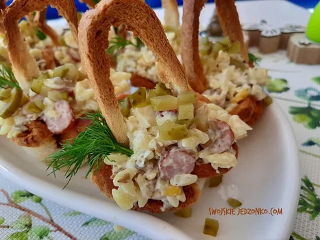 Koszyczki wielkanocne z sałatką z kabanosem