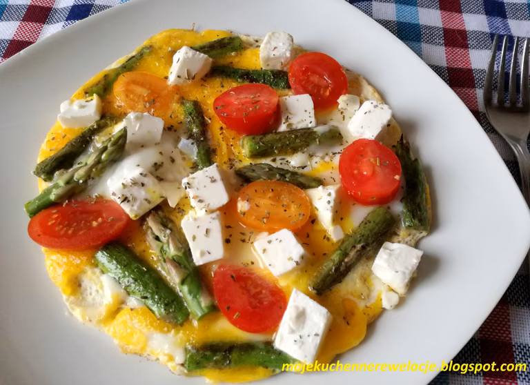 Omlet ze szparagami, fetą i pomidorkami - 316 kcal