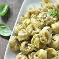Sałatka z tortellini, pesto i fetą