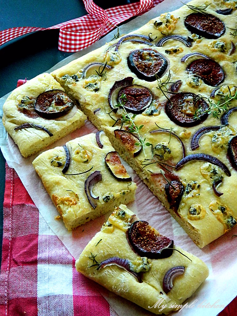 Focaccia z figami, serem pleśniowym i rozmarynem