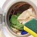 Wrzuć gąbkę do naczyń do bębna pralki! W mig pozbędziesz się uporczywego problemu