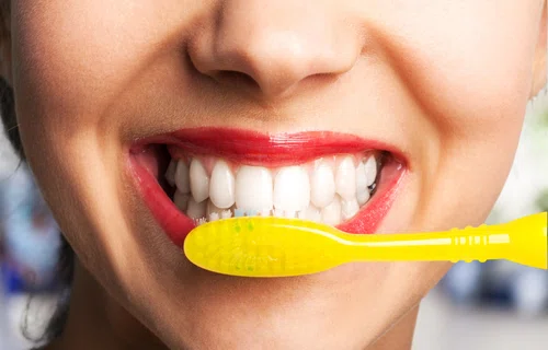 Dlaczego należy myć zęby przed, a nie po śniadaniu? Poznaj opinię stomatologów