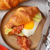 Croissant z jajkiem sadzonym, awokado i boczkiem