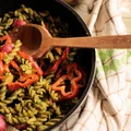 Szybki makaron z pesto i warzywami