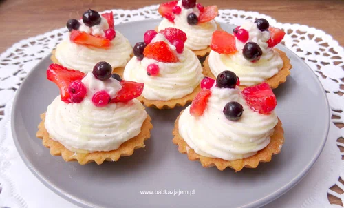 Kruche babeczki z kremem i owocami / porzeczkami