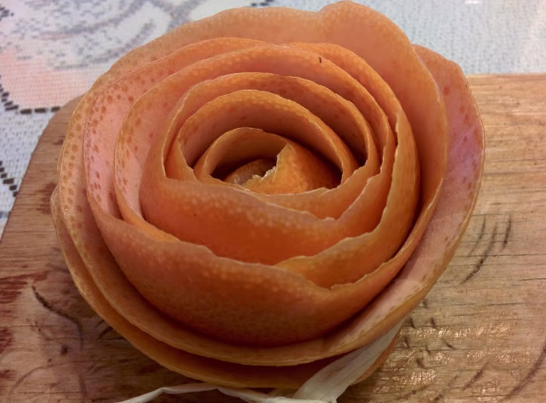 Pomarańczowe róże ozdobne