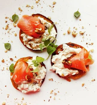 Racuchy dyniowe z wędzonym łososiem i musem orzechowym