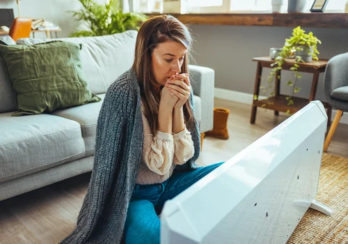 Ciągle marzną Ci dłonie i stopy? To może być pierwszy sygnał niedoboru żelaza lub jodu!