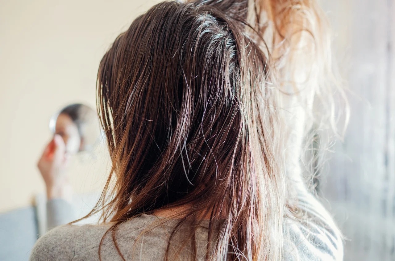 Dlaczego włosy przetłuszczają się szybciej wiosną? Powód Cię zaskoczy