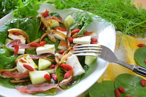 Sałatka - szpinak, melon, gruszka, serek burgos
