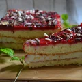 Torcik truskawkowy z masą grysikową