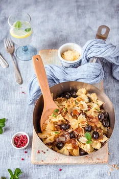 Kokardki z balsamiczną cebulką i oliwkami