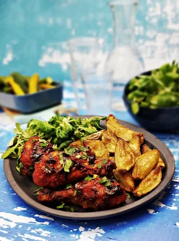 SŁODKO-OSTRE PODUDZIA KURCZAKA Z PIECZONYMI ZIEMNIACZKAMI