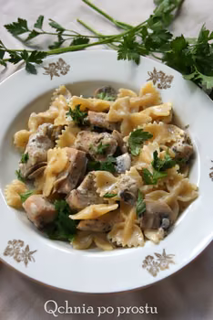 Makaron z kurczakiem w lubczyku z pieczarkami