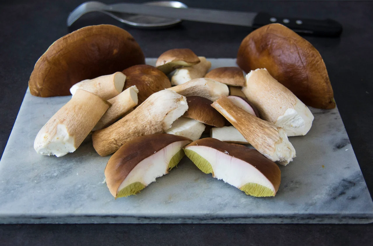 Większość Polaków smaży grzyby w zły sposób! Zmień ten jeden krok, a pokochasz efekt