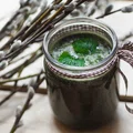 Wiosenny koktajl na zielonej herbacie