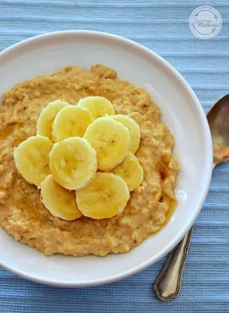Owsianka z masłem orzechowym i bananem