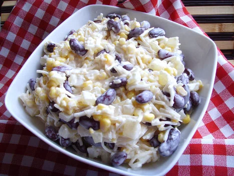 Błyskawiczna sałatka imprezowa dla niespodziewanych gości.