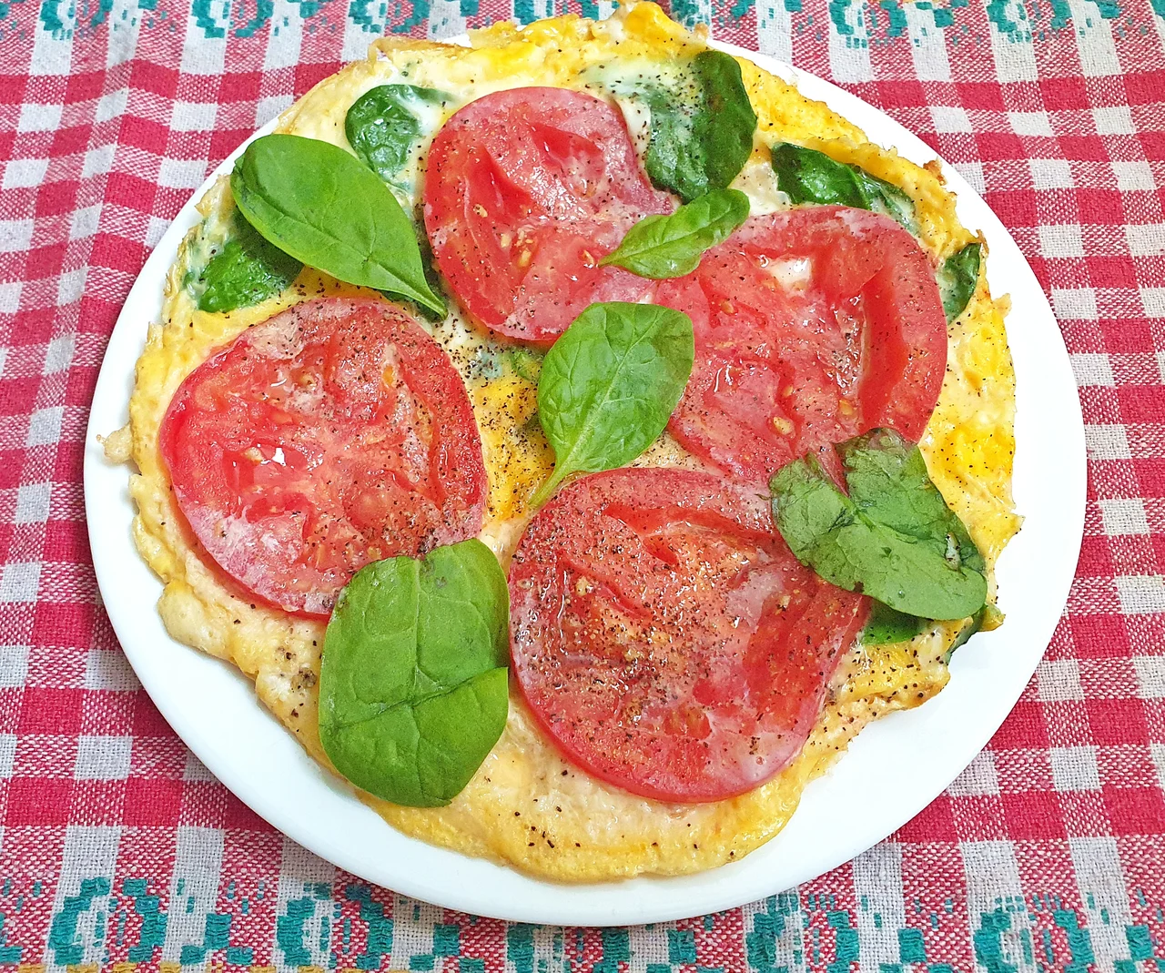 Omlet ze szpinakiem i pomidorem