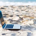 Plaża jako miejsce pracy zdalnej!? Co mówią na ten temat przepisy?