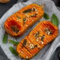 Pieczona dynia piżmowa z masłem i szałwią