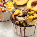 Fit Mug Cake z Brzoskwiniami i Domową Czekoladą
