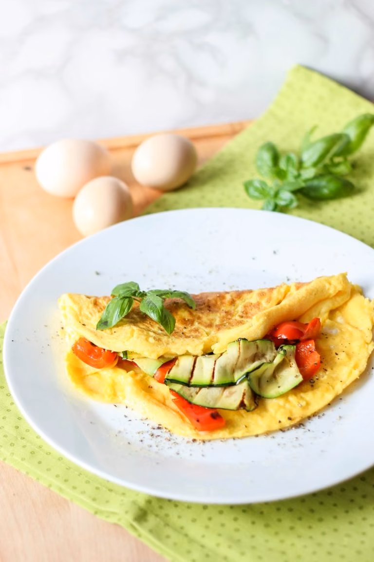 Puszysty omlet w wersji z grillowanymi warzywami