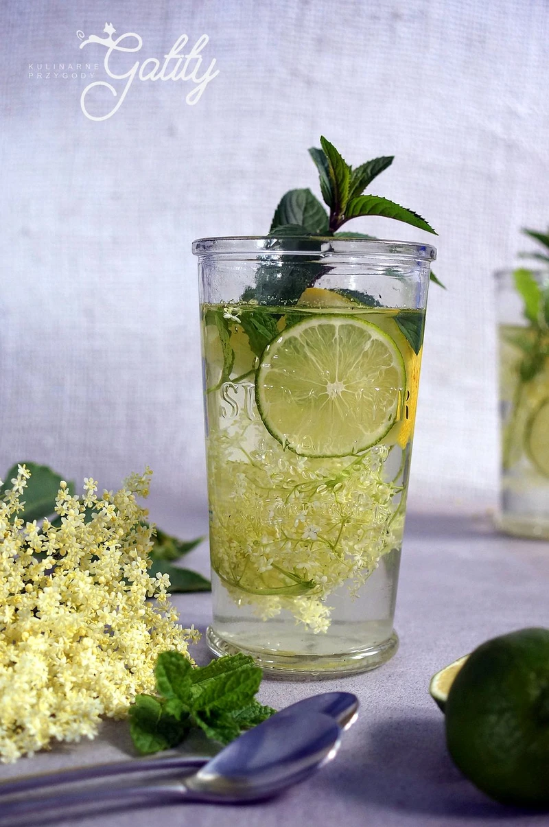 Lemoniada z kwiatów czarnego bzu