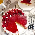 Tarta z kremem czekoladowym i żelką malinową