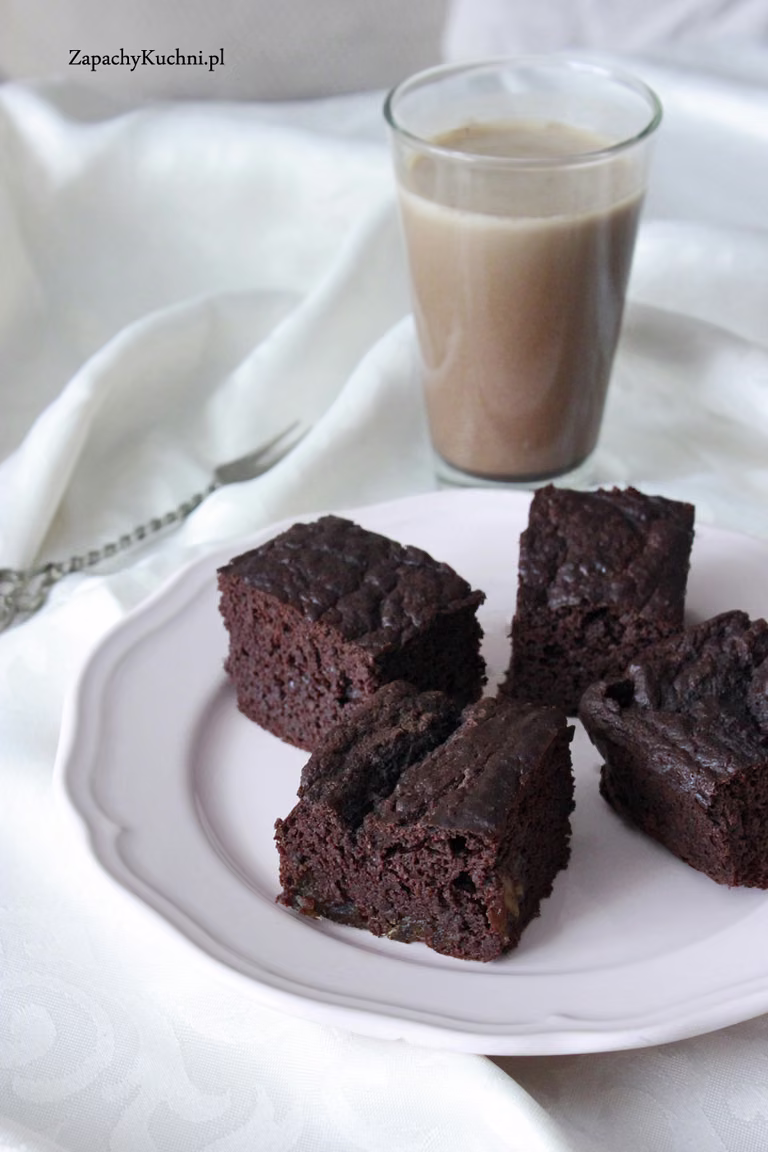 BROWNIE FASOLOWE Z RUMEM (BEZGLUTENOWE, BEZ CUKRU, WEGETARIAŃSKIE)