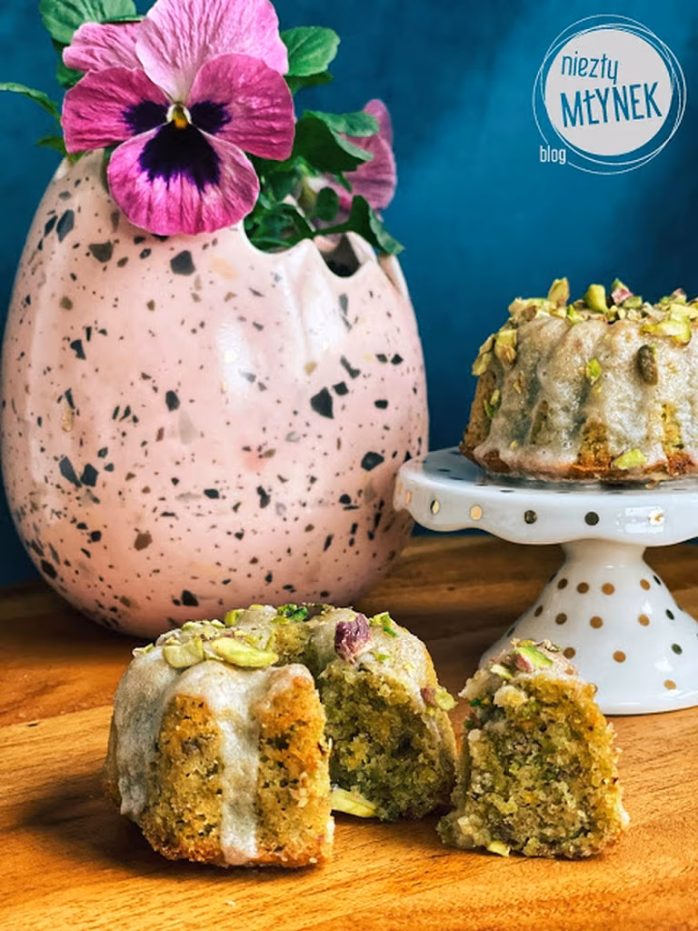 Wielkanocne mini babeczki pistacjowe
