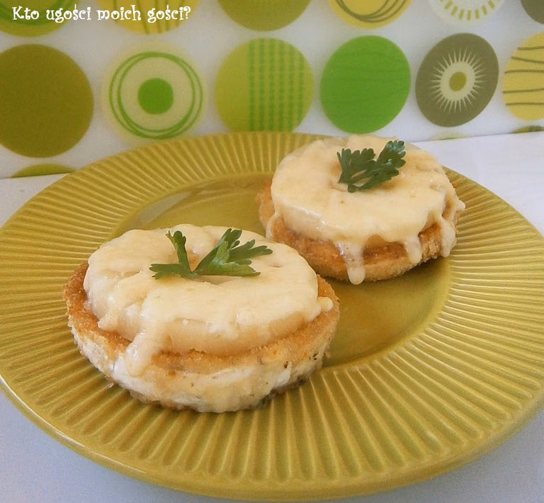 Panierowany camembert z ananasem i serem żółtym