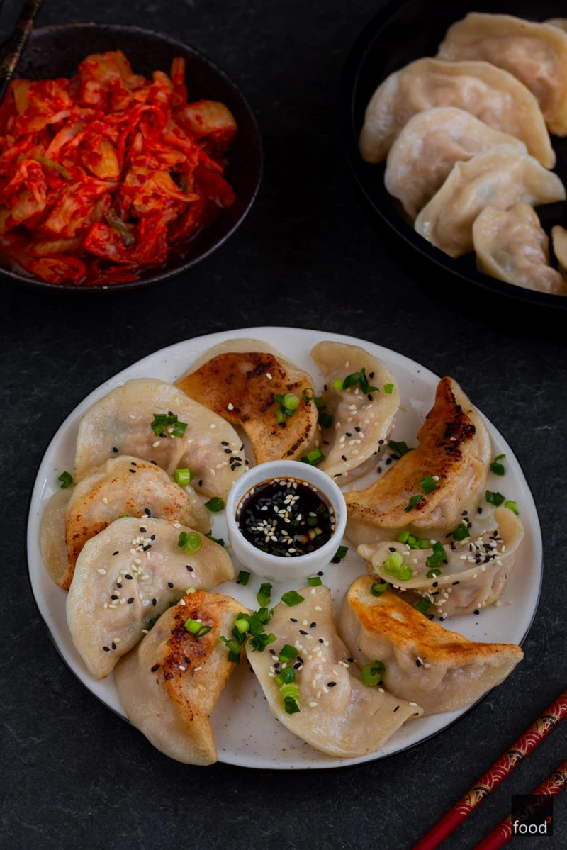 Koreańskie pierożki mandu z kimchi