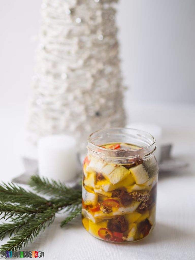 Śledź pikantny z chilli i suszonymi pomidorami