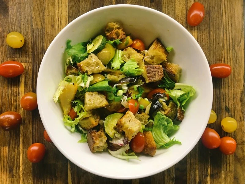 Środa: Panzanella (sałatka chlebowa z grilowanymi warzywami)