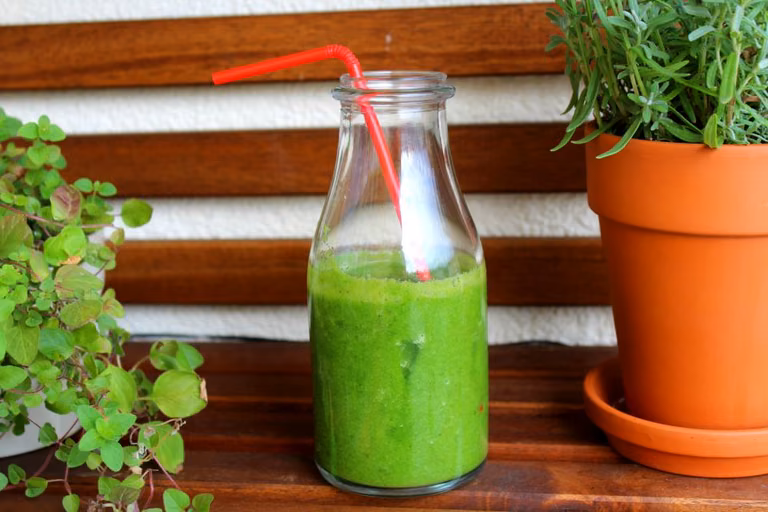 Smoothies z jarmużu, banana i jabłka