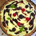 Budyniowa tarta bez pieczenia z konfiturą z czarnego bzu i owocami