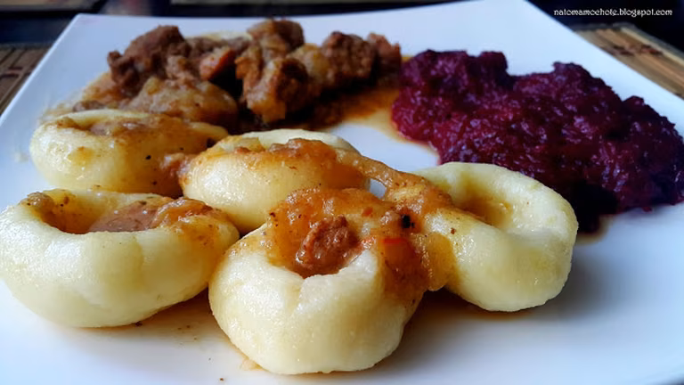 Kluski Śląskie z Mięsnym Gulaszem