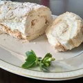 Rolada bezowa z białą czekoladą.