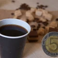 Koniec z darmowymi kubkami w restauracjach! Konsument zapłaci za każdym razem, gdy zamówi taką kawę!