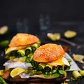Wegetariańskie zielone burgery ze szparagami, cukinią, awokado i jajkiem