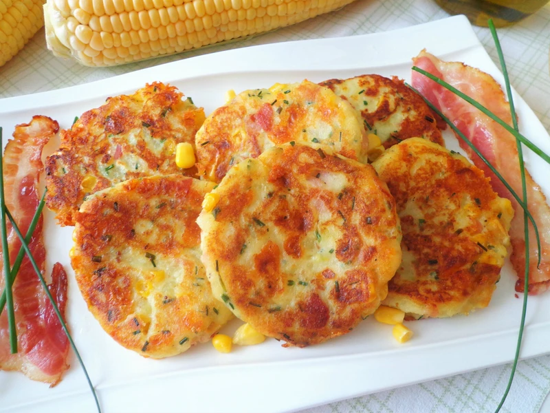 Placki ziemniaczane z bekonem, kukurydzą i serem cheddar