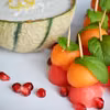 Żołnierzyki z arbuza, melona i mięty z dipem kokosowo-limonkowym