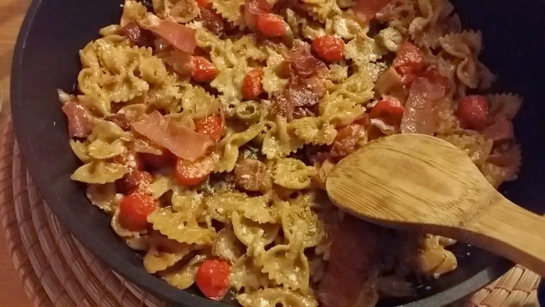 Makaron kokardki z szynką Szwarcwaldzką