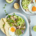 Huevos Motuleños - jajka z guacamole