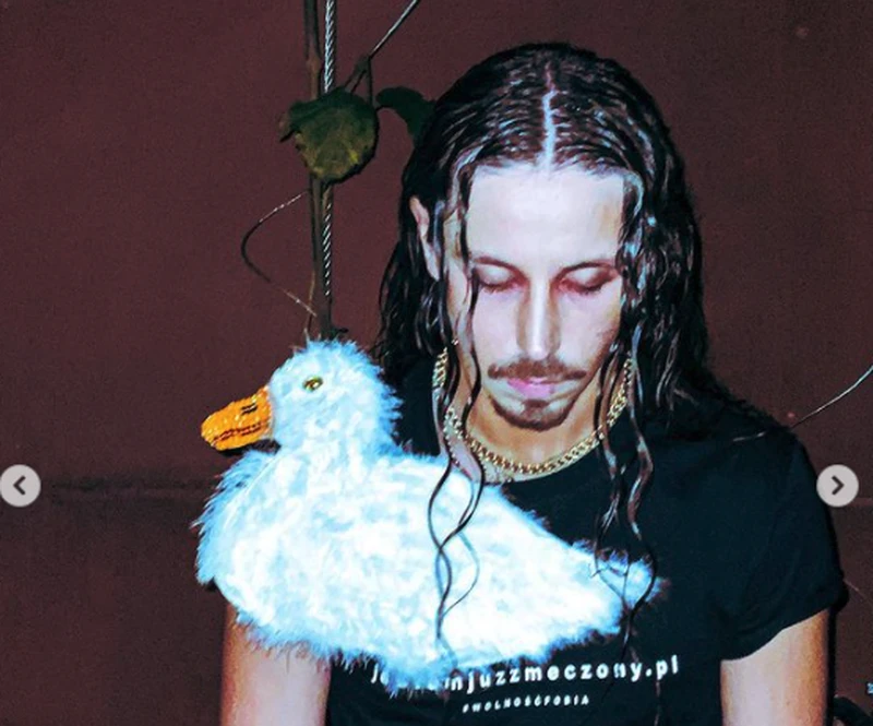 Michał Szpak z wizerunkiem kaczki na bluzce? Co artysta miał na myśli?