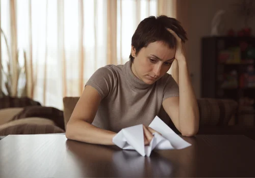 „Ojciec zmarł, a rodzina nikogo nie poinformowała. Po latach odkryłam, że podzielili spadek beze mnie” — pisze Katarzyna [LIST]