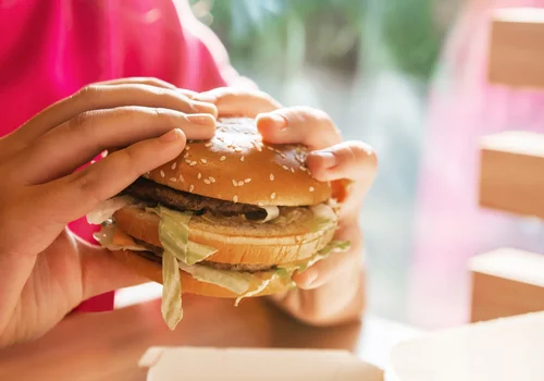 Nietypowy sposób walki z otyłością! Czy to koniec fast foodów w przestrzeni publicznej?