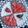 NALEŚNIKI KAKAOWE Z TWAROGIEM I TRUSKAWKAMI- 257 KCAL