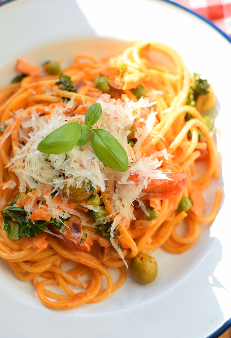 Spaghetti z łososiem wędzonym i oliwkami
